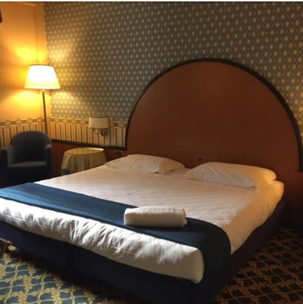פומזיה Hotel Principe מראה חיצוני תמונה